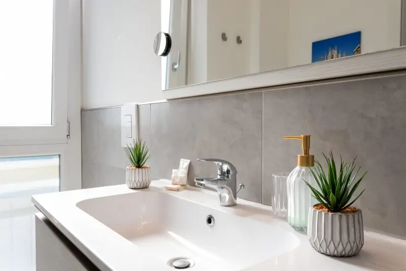 Bagno moderno con lavatrice